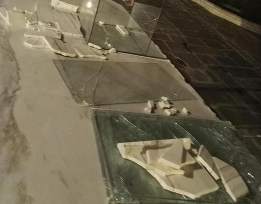 Danneggia una statua e ne devasta un’altra 