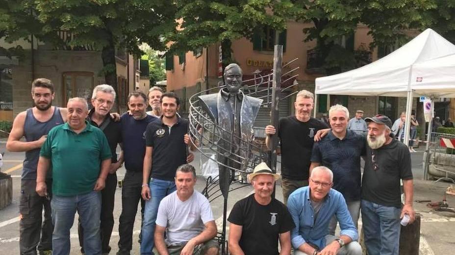 I “Fabbri dell’anima” dedicano una statua a Pavarotti