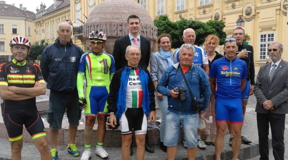 Una delegazione di ciclisti passa a salutare i “gemelli”