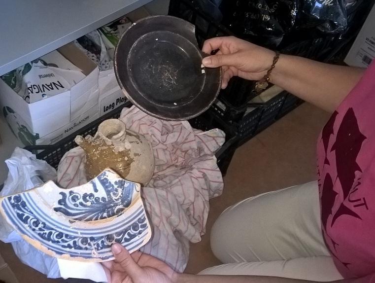 Si pente e restituisce le anfore romane, in un post it: sono della Pelosa 