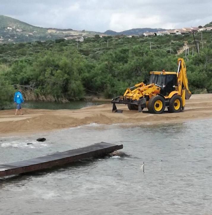 A Palau ruspe in spiaggia. Il Comune: tutto in regola 