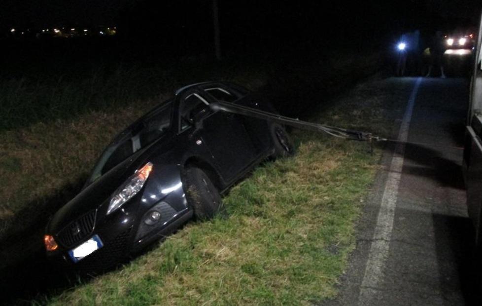 Non vuole uscire dall’auto in bilico 