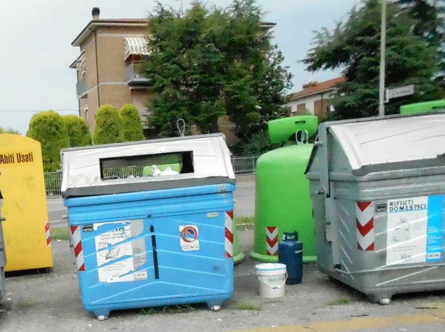 Bombola di gas tra i cassonetti 