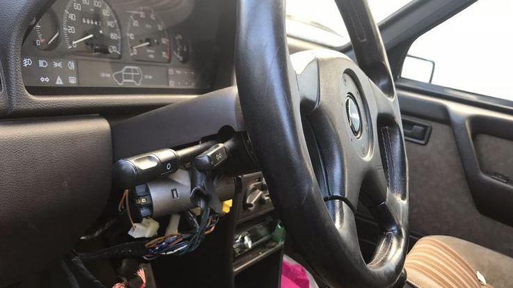 Auto rubata e ritrovata con a bordo un tombino
