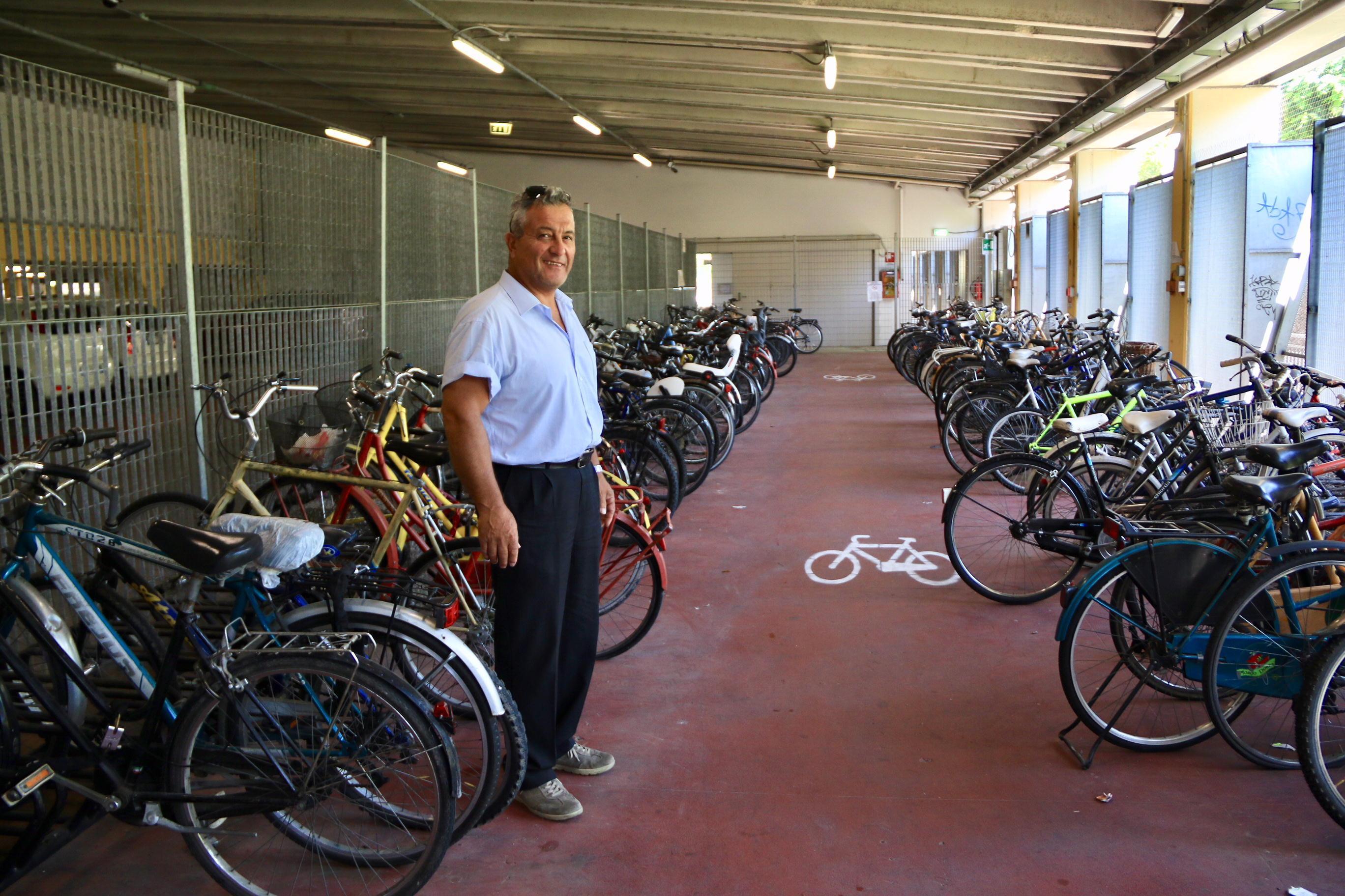 Il parcheggio per le bici del Serraglio col custode Damiano (foto Sproviero/Batavia)