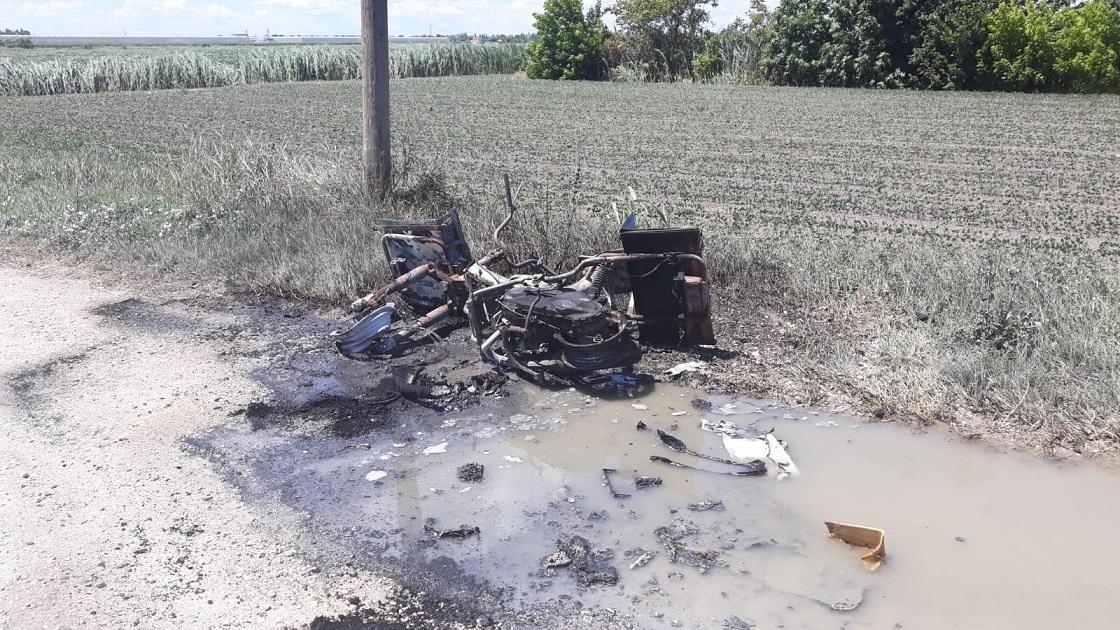 Il motorino distrutto dalle fiamme