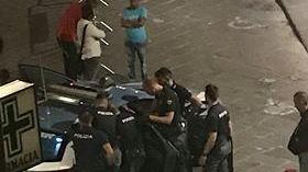 Nella foto scattata da un lettore la polizia blocca l'albanese fuori dal bar di via Carducci