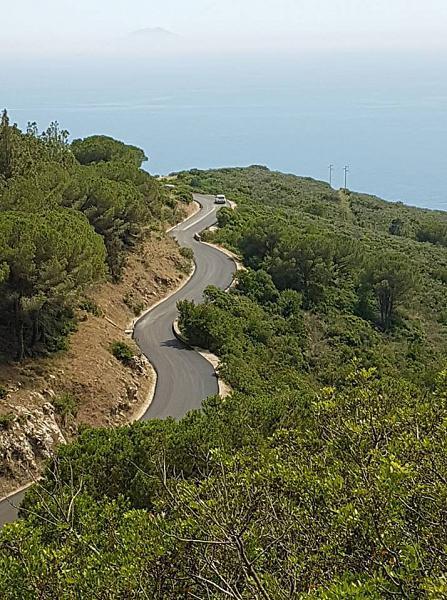 Il tratto asfaltato a Punta Calamita