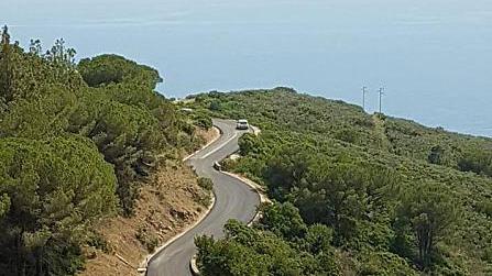 Il tratto asfaltato a Punta Calamita