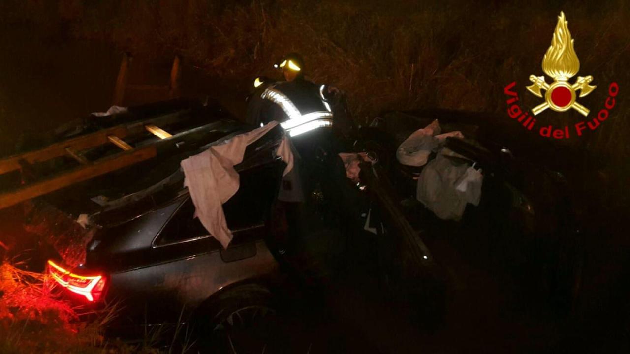 Auto finisce nel canale, ferito un 50enne