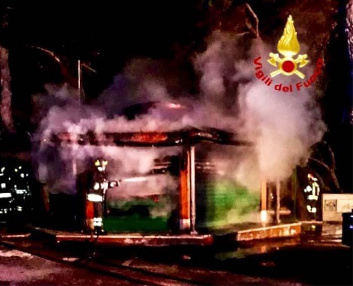 Incendio doloso distrugge un chiosco in viale Buoncammino