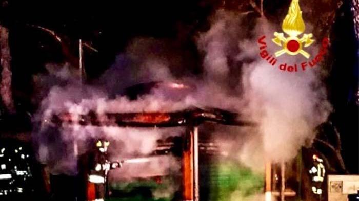 Incendio doloso distrugge un chiosco in viale Buoncammino