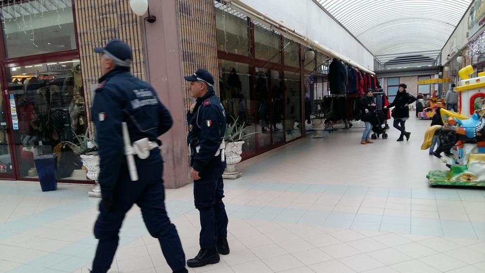 Due agenti della municipale di Cecina impegnati nell’attività di polizia di vicinato in un centro commerciale