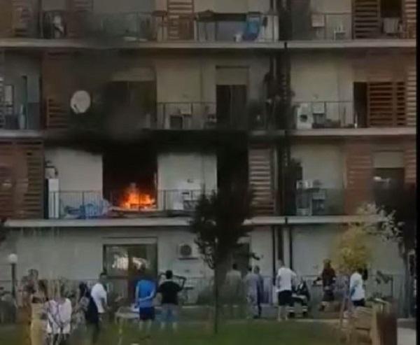 L'incendio al Cep (foto Davide Signanini)