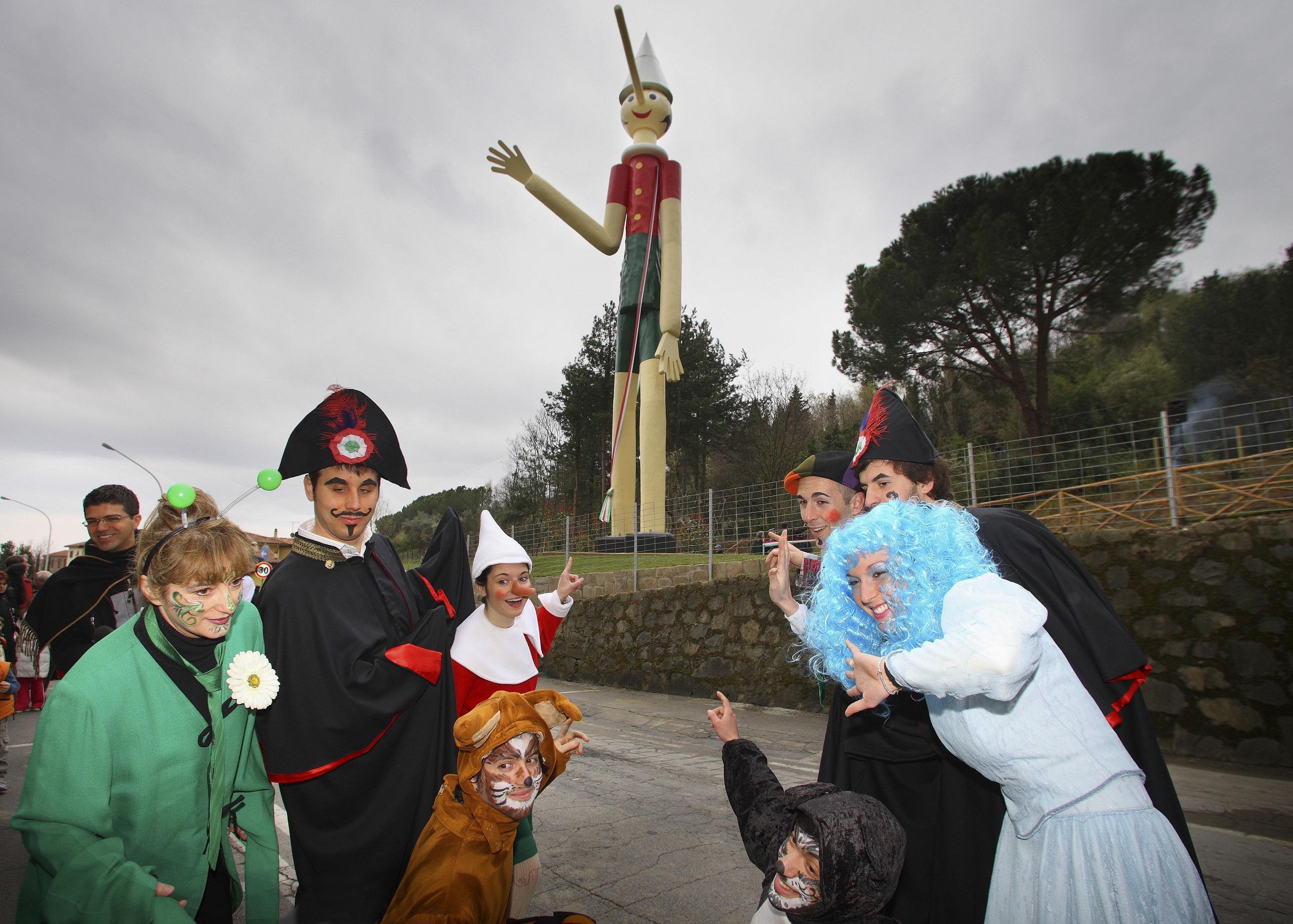 La grande statua di Pinocchio simbolo di Collodi