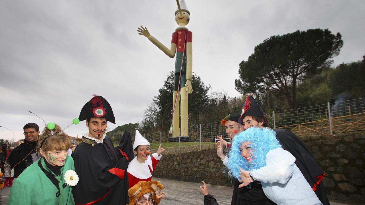 La grande statua di Pinocchio simbolo di Collodi