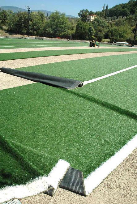 Stop alle partite di calcio a 11 sul campo di erba sintetica