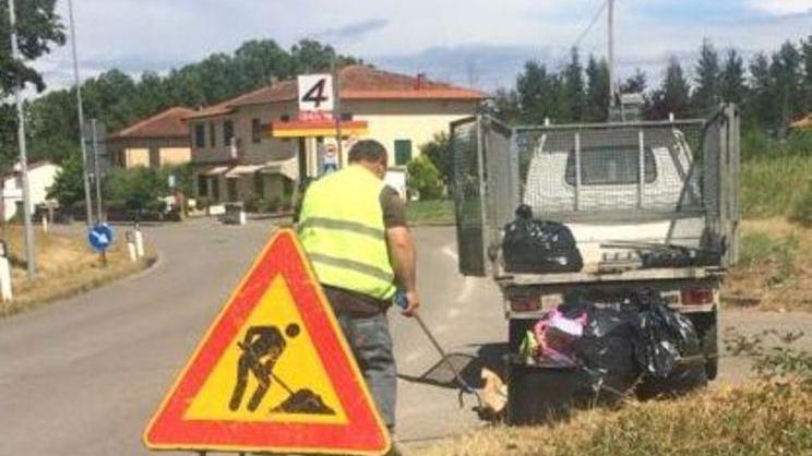 Rifiuti lanciati dalle auto in corsa
