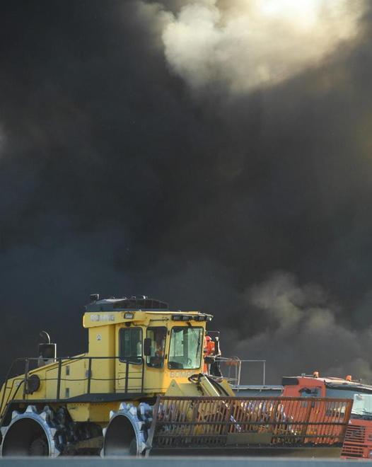 Rifiuti a fuoco in un piazzale e tanta paura 