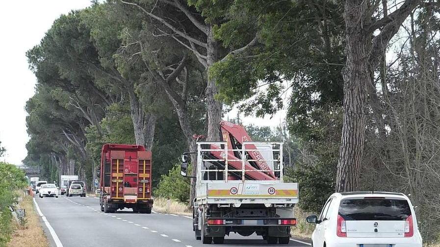 Scontro frontale auto-moto dopo il lavoro: è gravissimo