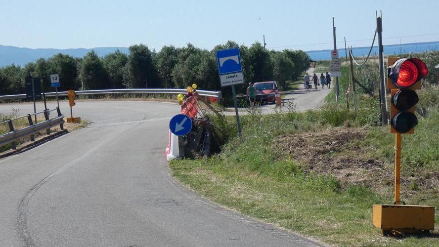 Un semaforo provvisorio aspettando il nuovo guard rail