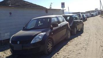 Auto in sosta selvaggia, sos ad Ansedonia