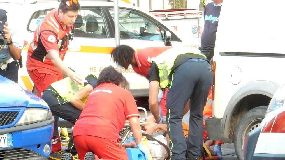 Donna attraversa la strada e viene travolta da un’auto