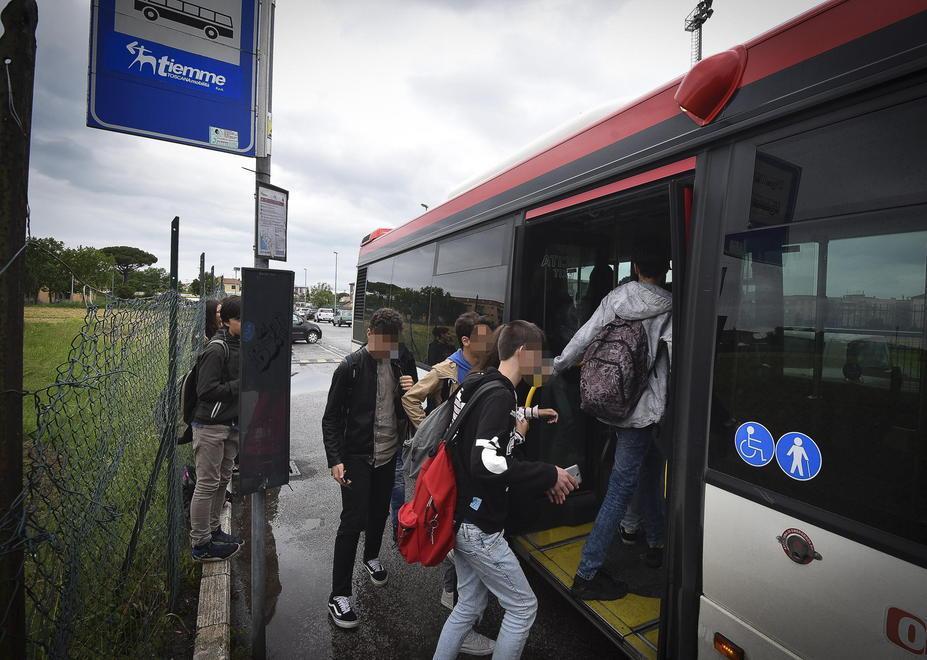 «I nostri figli a scuola con due abbonamenti e comunque più cari» 