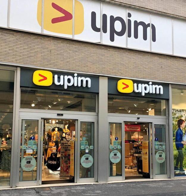 Ruba due maglie da donna alla Upim e viene inseguita dalla commessa