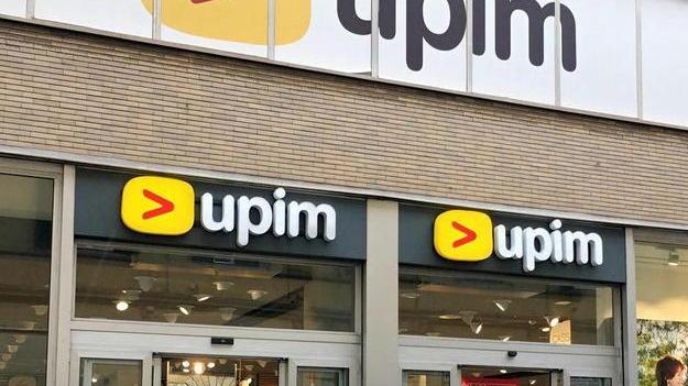 Ruba due maglie da donna alla Upim e viene inseguita dalla commessa