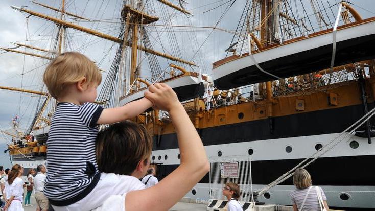 Arriva la Vespucci, la regina torna a casa