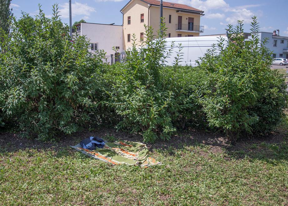 Bivacca all’interno della rotonda