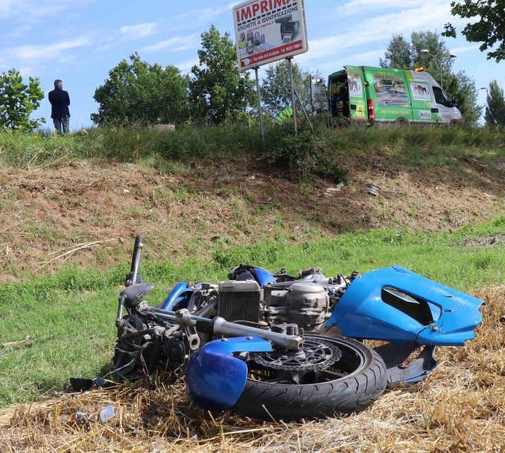 Motociclista fuori strada dopo uno scontro 