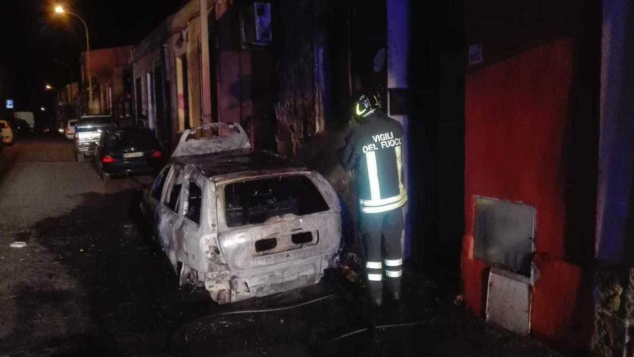 Incendiari in azione nel centro di Usini: in fiamme tre auto