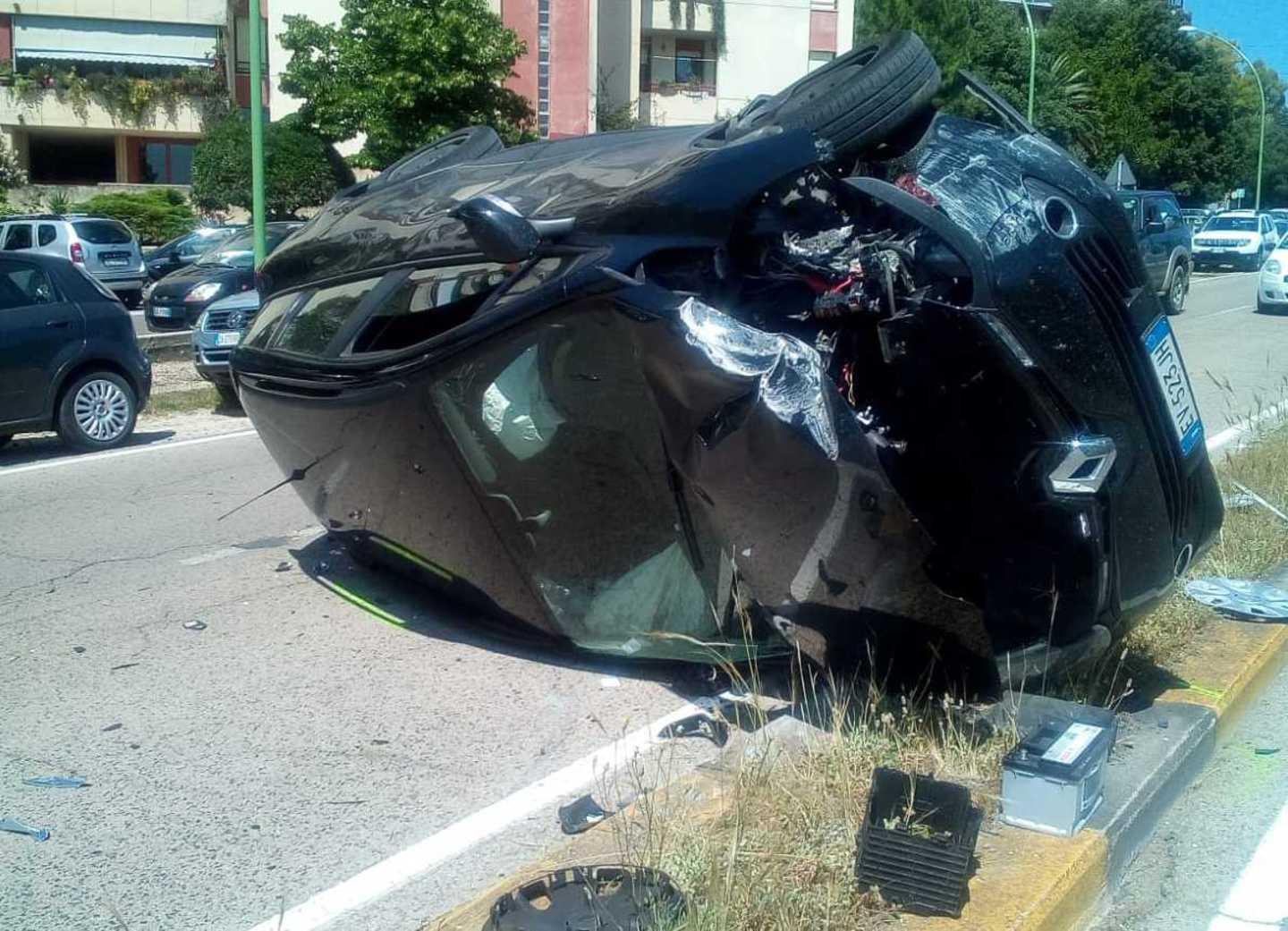 Perde il controllo e va fuori strada