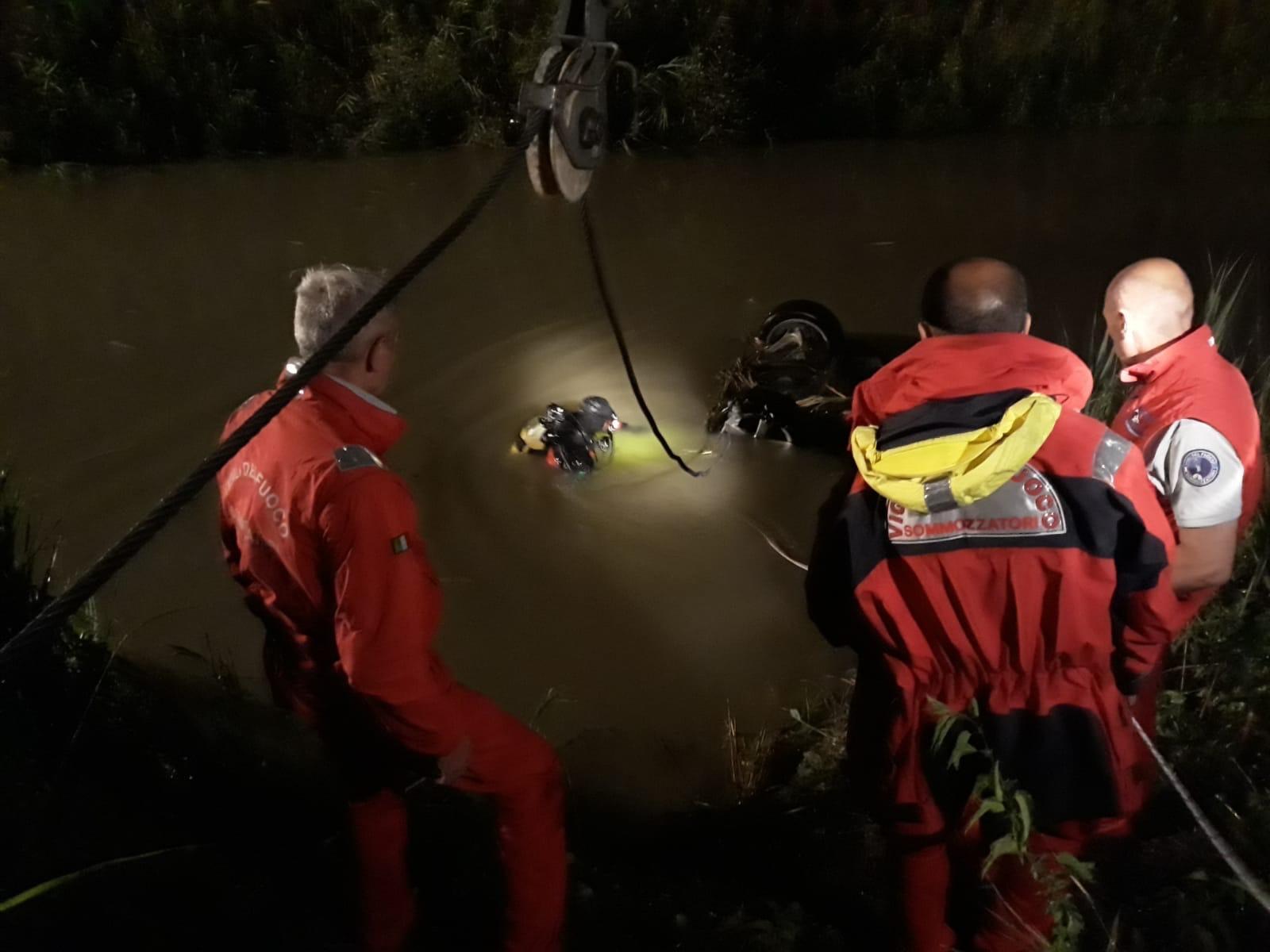 Novi. vola con l'auto dentro il canale. Salvato da un automobilista  