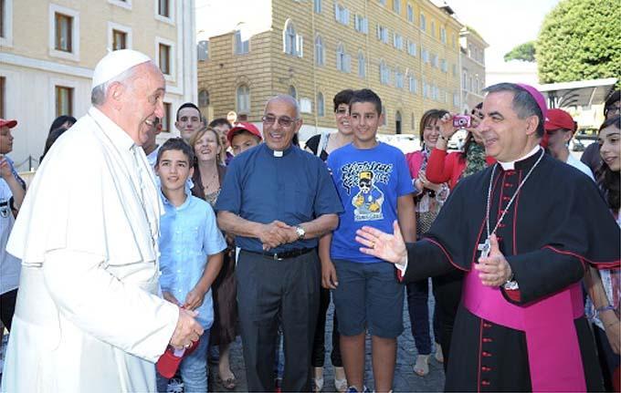 Il cardinale Angelo Becciu con Papa Francesco