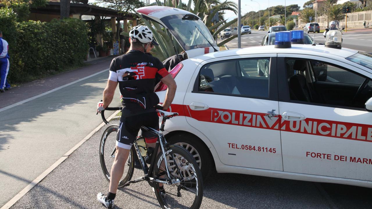 Non si fermano al semaforo rosso: multati due ciclisti
