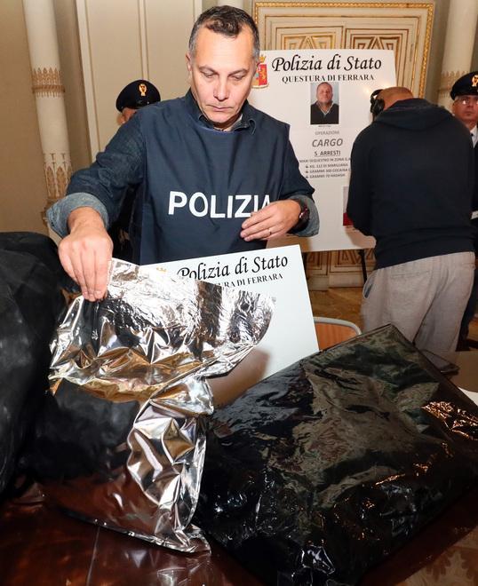 Carico di droga tra la frutta, sette anni al boss albanese 