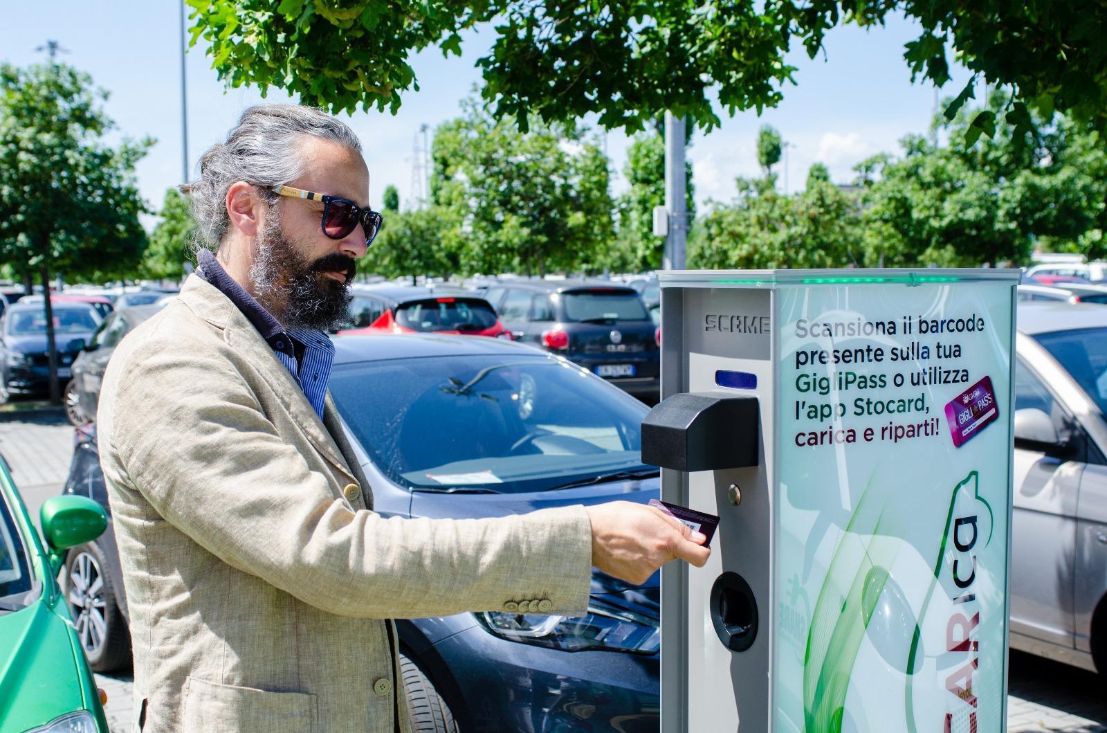La colonnina per la ricarica elettrica al centro commerciale I Gigli
