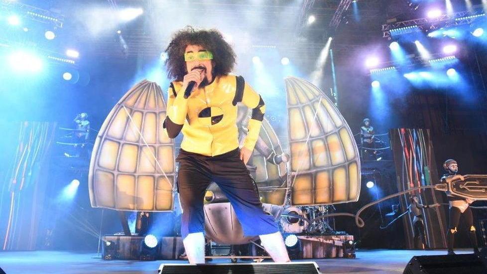 Neanche la pioggia ferma Caparezza e la carica dei 7.000 fan