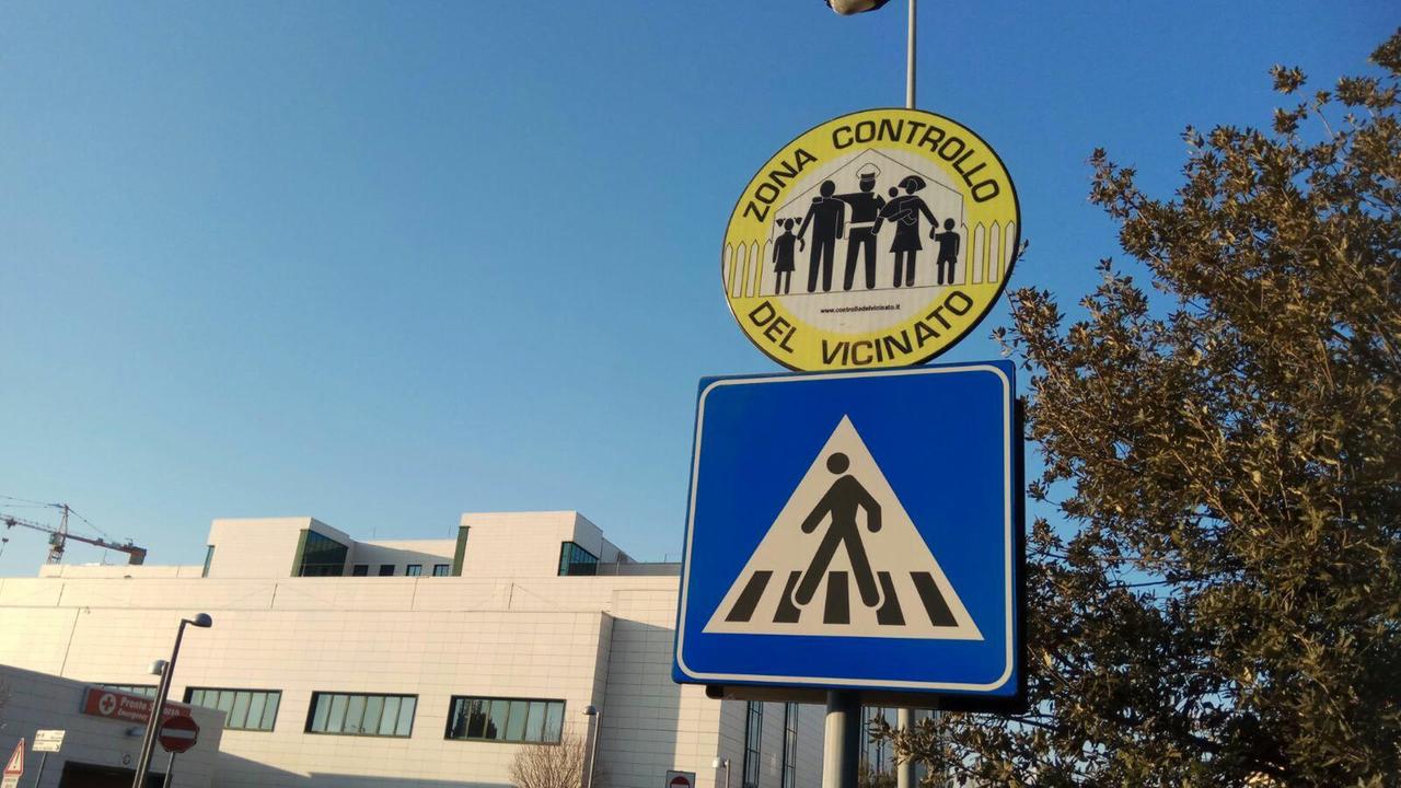 Un cartello del controllo di vicinato