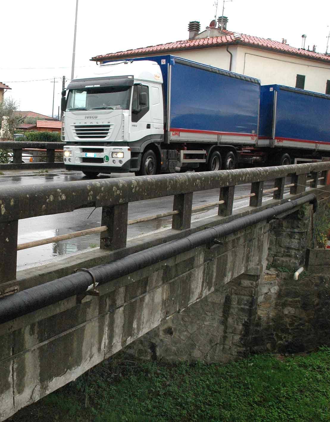 Strada pericolosa: in via Sestini niente più Tir 