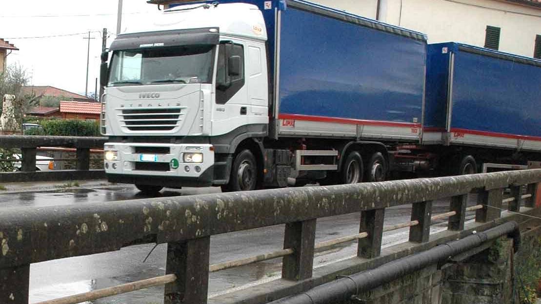 Strada pericolosa: in via Sestini niente più Tir