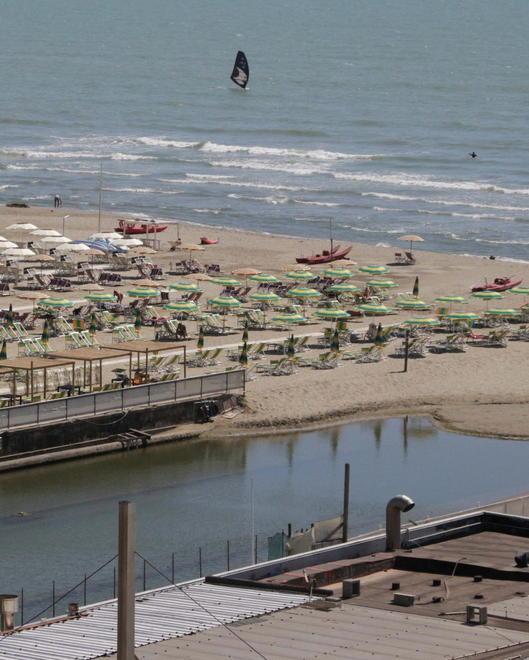 Legambiente: «Mare inquinato», Arpat: «Tutto sotto controllo» 