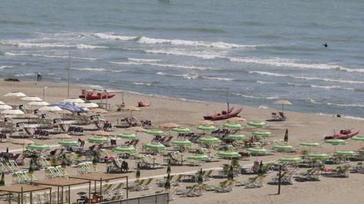 Legambiente: «Mare inquinato», Arpat: «Tutto sotto controllo»