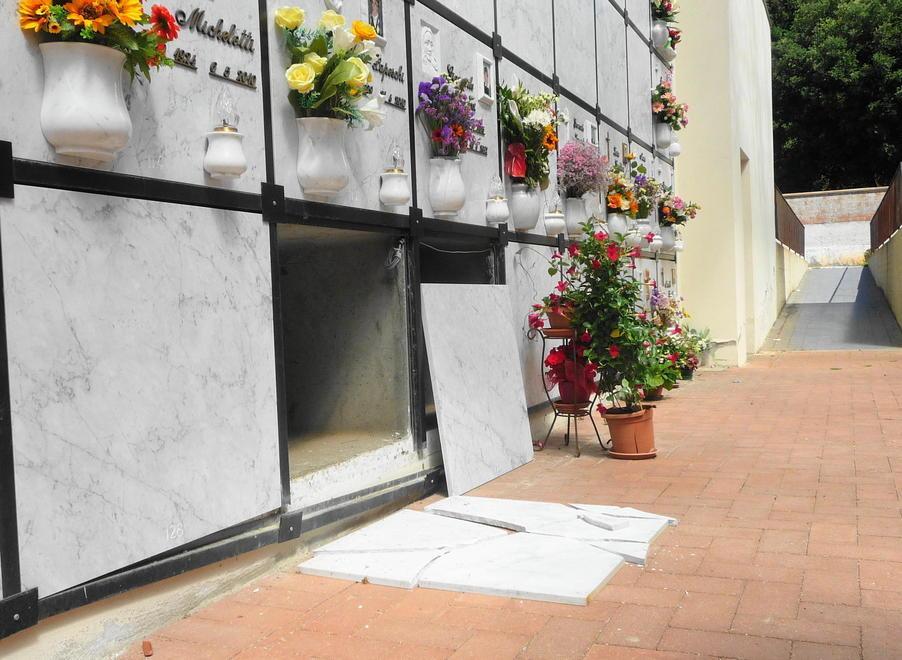 Lapidi danneggiate nella notte dai vandali dentro al camposanto