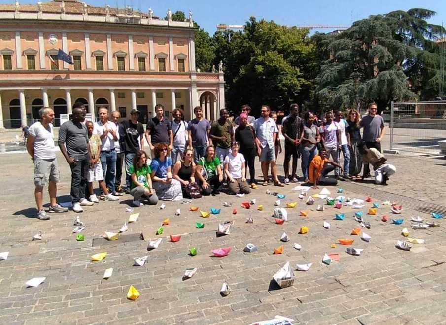 Barchette di carta solidali in piazza per cambiare il trattato di Dublino