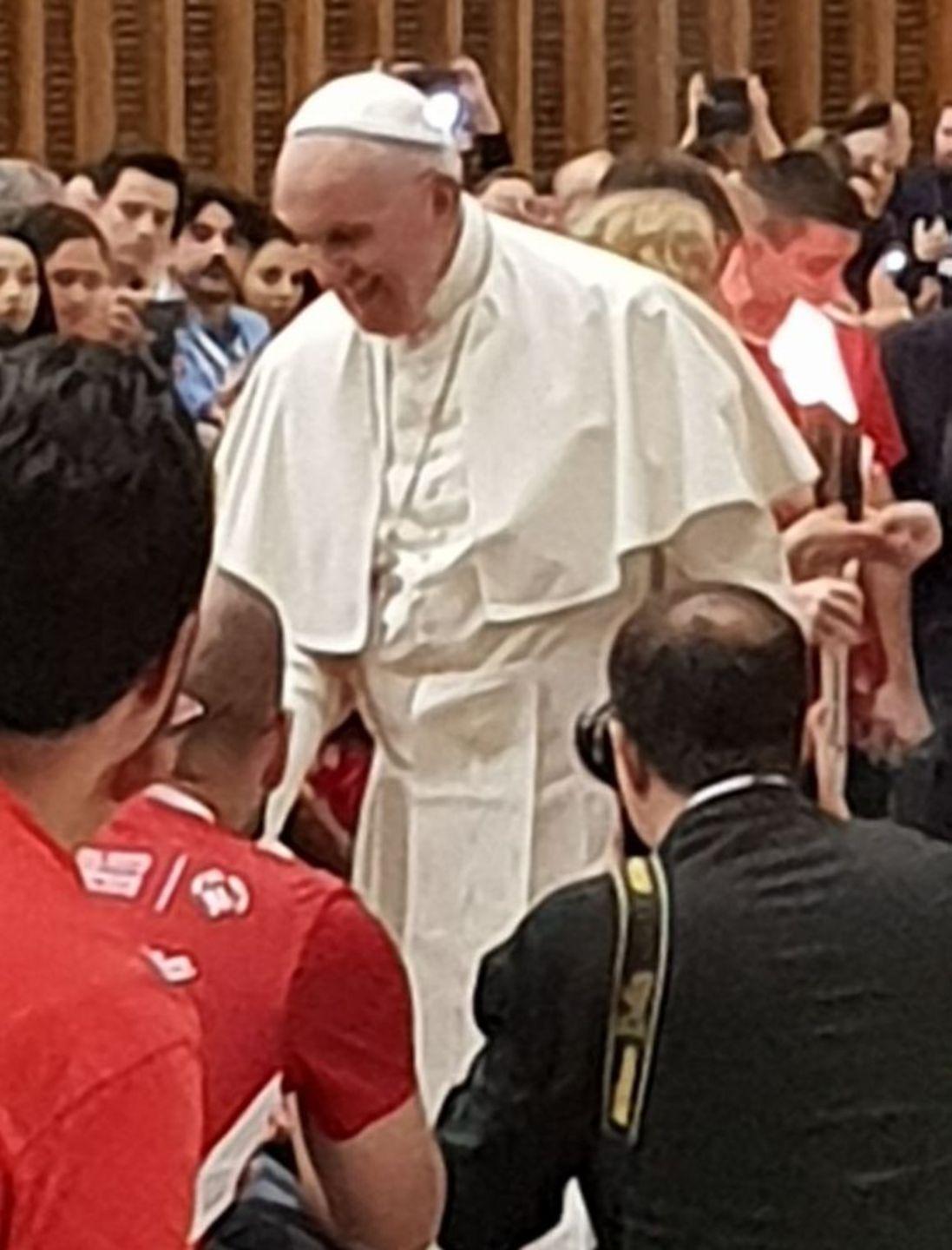 Il commovente abbraccio del Papa ai malati di Aids arrivati da Sassari