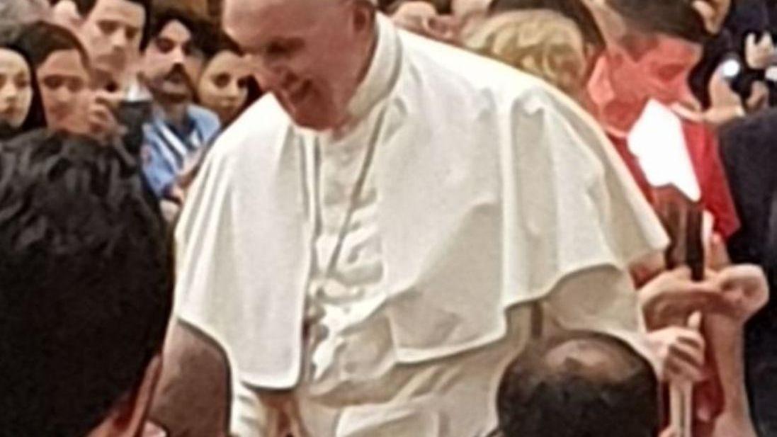 Il commovente abbraccio del Papa ai malati di Aids arrivati da Sassari